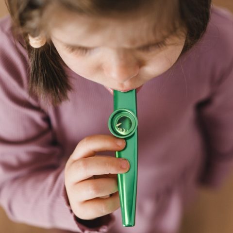 Niá tocando el kazoo